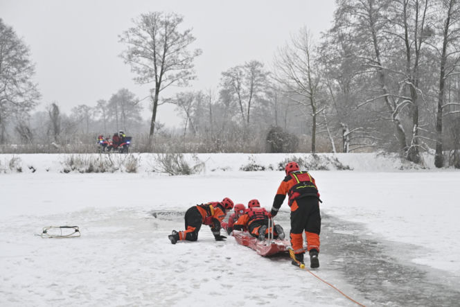 Gdy załamie się lód. Co robić, by uratować siebie lub kogoś, gdy wpadnie do wody?