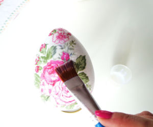 Pisanki decoupage krok po kroku: nakładamy lakier