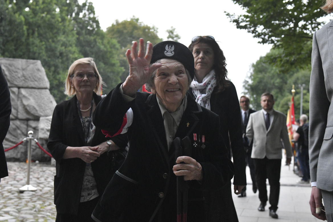 Wanda Traczyk-Stawska, uśmiechnięta, odświętna, bo wie, że dopięła swego
