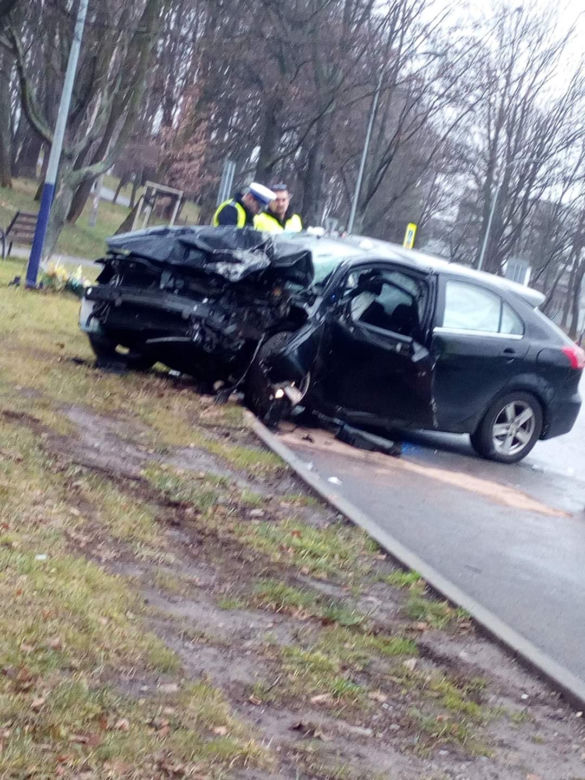 KOSZMARNY wypadek w Krakowie! Młody kierowca zginął na miejscu 