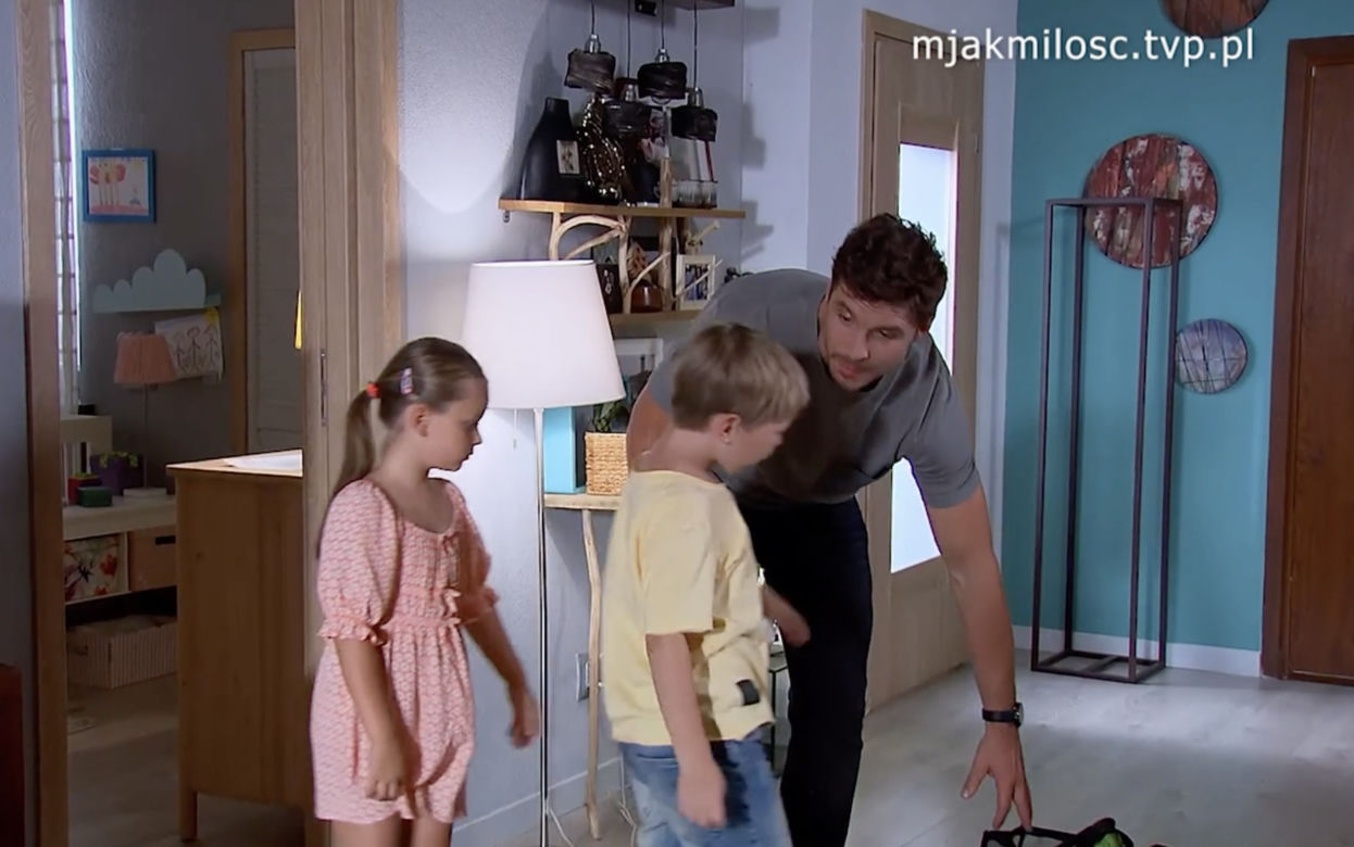 M jak miłość. Marcin (Mikołaj Roznerski), Szymek (Staś Szczypiński), Maja (Laura Jankowska)