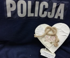 Superpolicjantka chroni przed zarazą podopiecznych domów dziecka