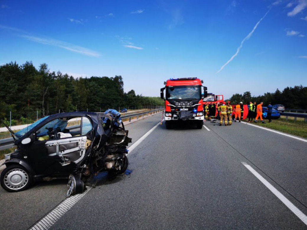 Koszmarny wypadek pod Zduńską Wolą! 28-latka ze smarta zginęła na S8 [ZDJĘCIA]