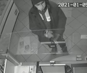 Brutalny napad w Parzniewie. Groził bronią sprzedawczyni i tłukł ją metalową pałką
