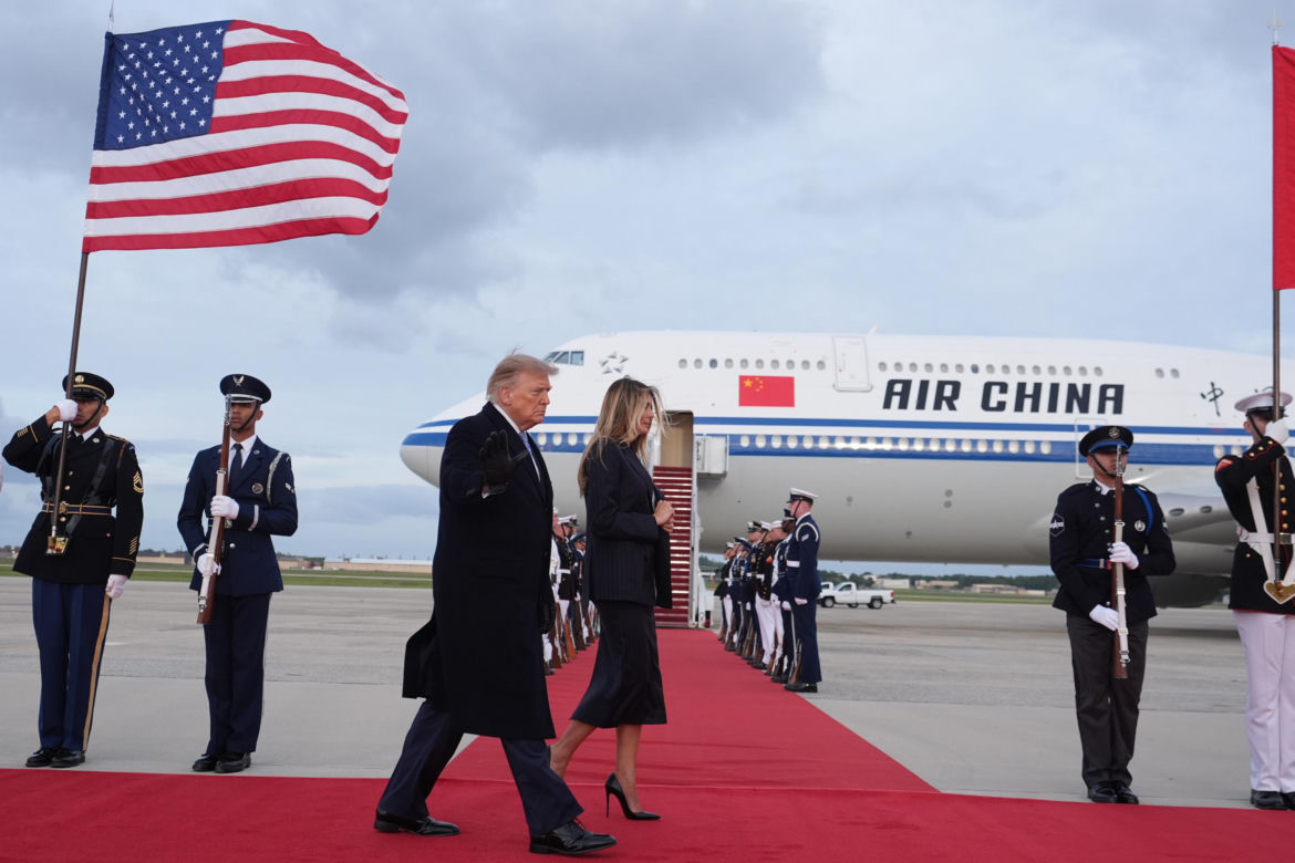 Przywódca Chin przyleciał do USA. Też przeszedł po czerwonym dywanie
