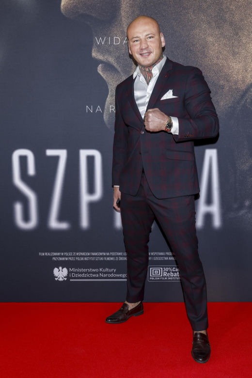 Artur Szpilka z narzeczoną Kamilą Wybrańczyk na premierze filmu "Szpilka"