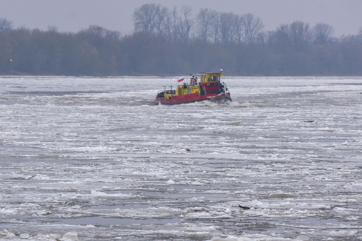 Lodołamacze na Wiśle w Toruniu. Kruszyły lód i pomogły uratować pomost