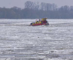 Lodołamacze na Wiśle w Toruniu. Kruszyły lód i pomogły uratować pomost