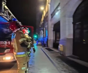 Pożar przy ul. Warszawskiej w Toruniu. Strażacy pokazali film z akcji. Wszystko widać!