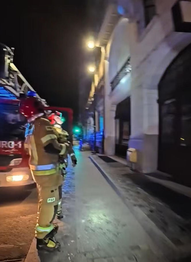 Pożar przy ul. Warszawskiej w Toruniu. Strażacy pokazali film z akcji. Wszystko widać!