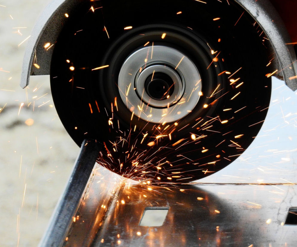 Metalowy pręt przebił 10-latkowi but i wbił się w stopę. Na pomoc ruszyli strażacy ze szlifierką