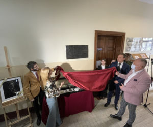 Odsłonięcie tablicy pamięci Emanuela Ringelbluma w I LO w Nowym Sączu
