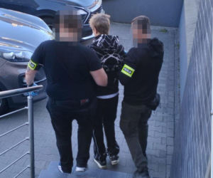 Kłótnia znajomych zakończyła się próbą zabójstwa. Zakrwawiony 21-latek wybiegł na plac zabaw