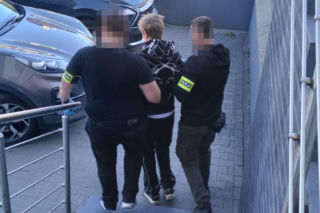 Usiłowanie zabójstwa w Sępólnie Krajeńskim! 21-latek z ranami od noża uciekł na plac zabaw