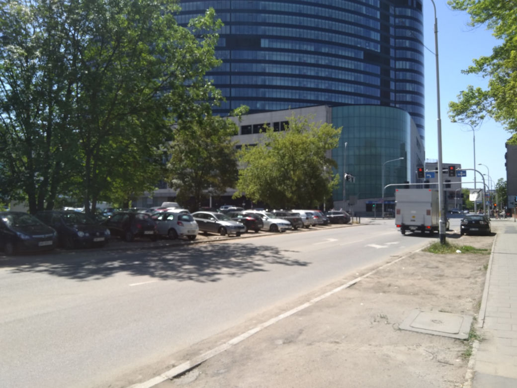 Idą na wojnę z dzikim parkowaniem na osiedlu Powstańców Śląskich. Zniknąć ma m.in. klepisko przy Sky Towerze