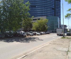 Idą na wojnę z dzikim parkowaniem na osiedlu Powstańców Śląskich. Zniknąć ma m.in. klepisko przy Sky Towerze