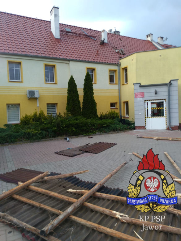 Zerwany dach przychodni i powalone drzewa