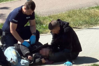 Leżał pod komisariatem i nie odpowiadał na pytania. W jego telefonie znajdował się ważny trop