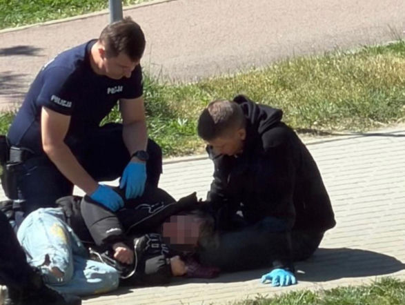 Leżał pod komisariatem i nie odpowiadał na pytania. W jego telefonie znajdował się ważny trop