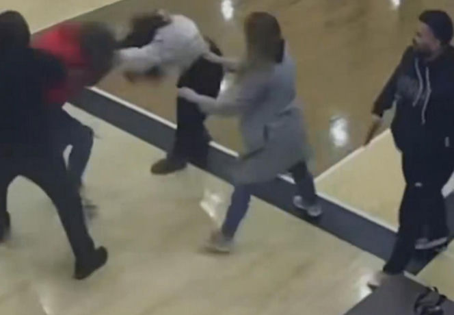 Bijatyka matek i ojców w katolickiej szkole! Ich dzieci patrzyły