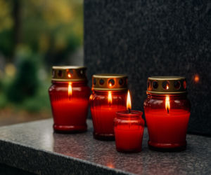 Rozsyp wokół knota znicza. Lampion będzie palił się przez wiele godzin