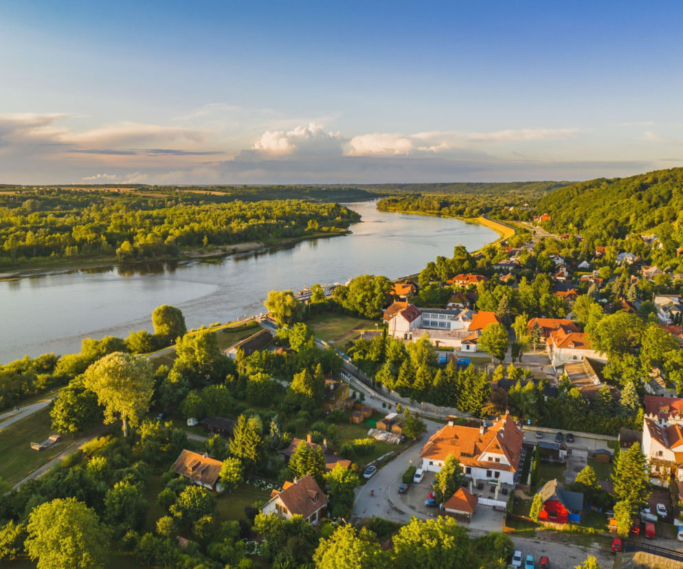 Widok z lotu ptaka na rzekę Wisłę w Kazimierzu Dolnym. O problemie suszy hydrologicznej w Polsce przeczytasz na SE.