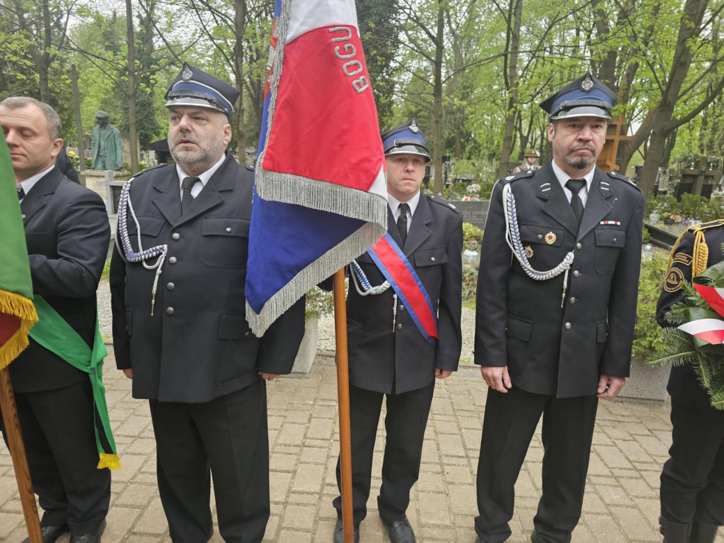 Kraków. Andrzej Duda ukląkł przed grobem posła PSL. Prezydent uczcił rocznicę katastrofy smoleńskiej