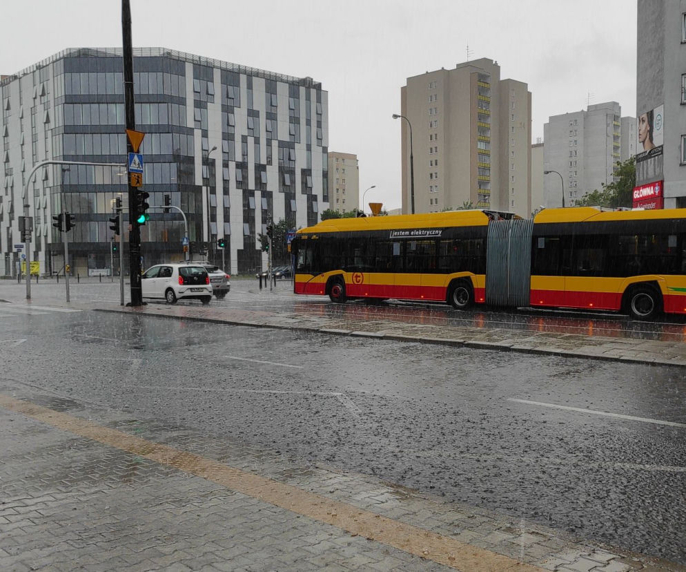 Gwałtowna burza w Warszawie. Ulicami płyną rzeki