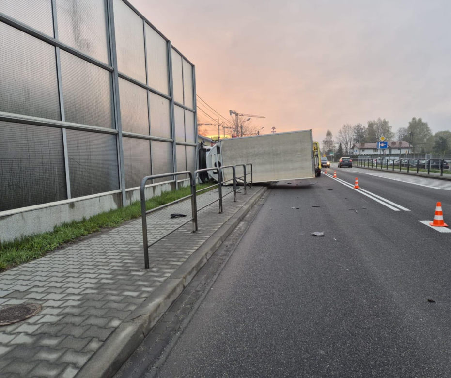 Przewrócona ciężarówka blokuje ruch na DK94 pod Brzeskiem