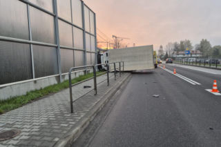 Przewrócona ciężarówka blokuje ruch na DK94 pod Brzeskiem