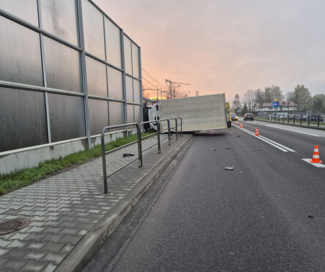 Przewrócona ciężarówka blokuje ruch na DK94 pod Brzeskiem