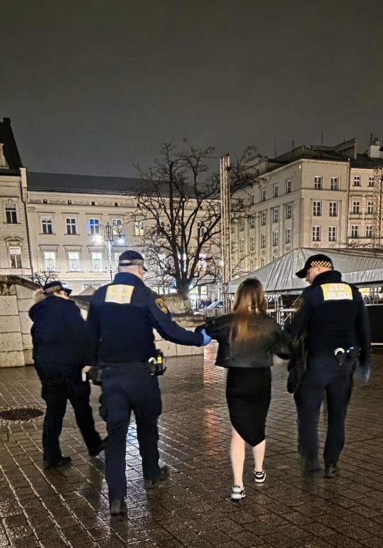 Kobieta pobita i spryskana gazem na rynku w Krakowie. Miała rozerwane ucho
