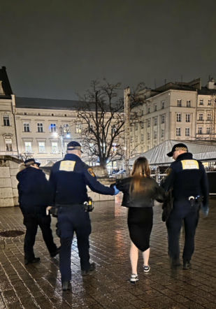 Kobieta pobita i spryskana gazem na rynku. Miała rozerwane ucho