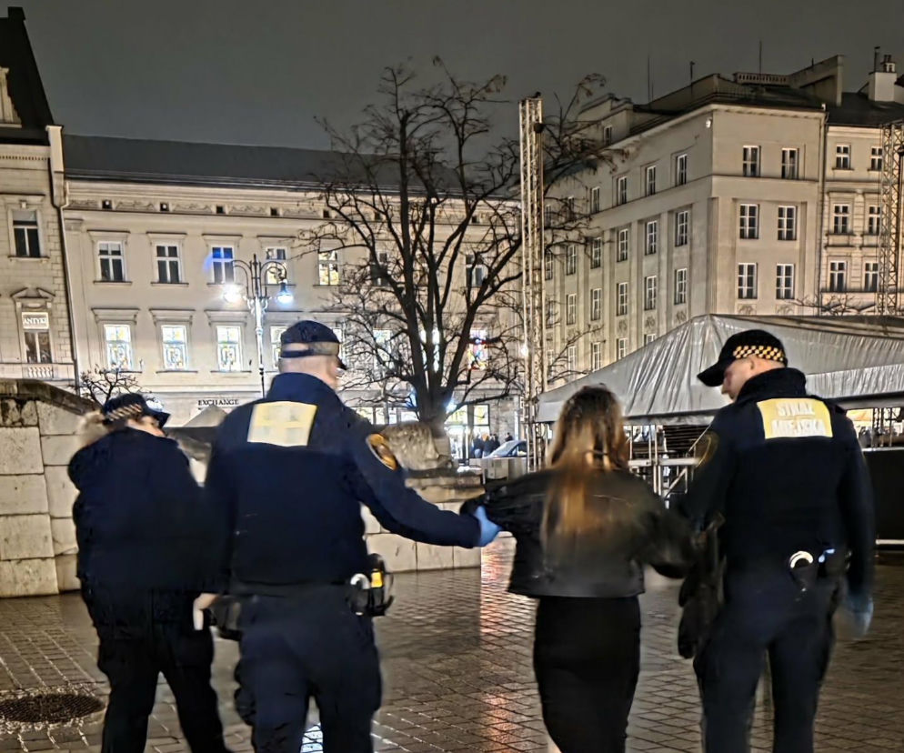 Nocna napaść na Rynku Głównym. Kobieta miała rozerwane ucho