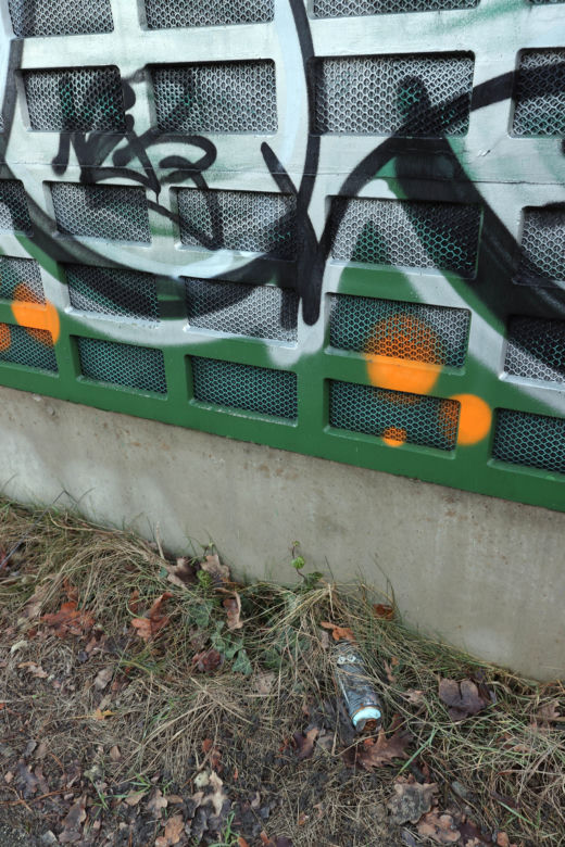 Nikt nie chce zmyć graffiti z wiaduktu. Urzędniczy ping pong na Choszczówce