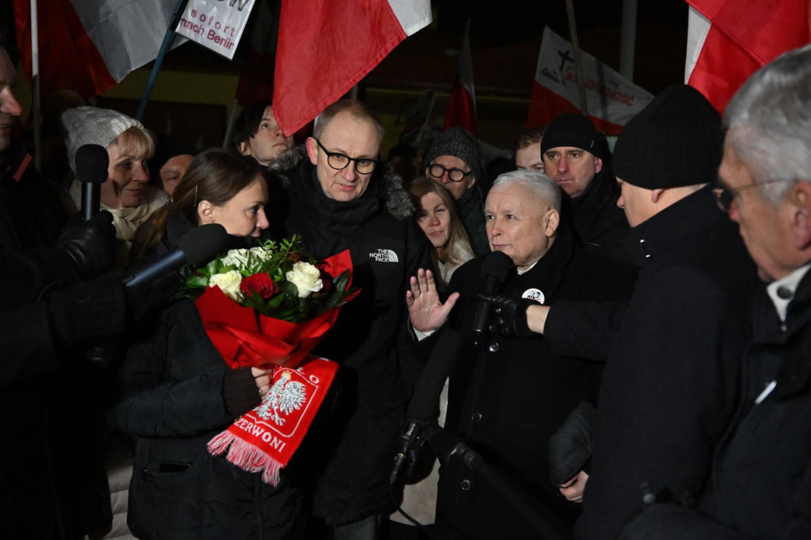 Prezes PiS pod więzieniem w Radomiu. Wcześniej czcił pamięć po matce