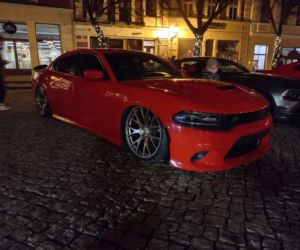 Świąteczny Zlot Amerykańskich Samochodów na Rynku w Lesznie