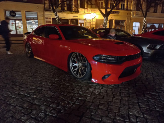 Świąteczny Zlot Amerykańskich Samochodów na Rynku w Lesznie