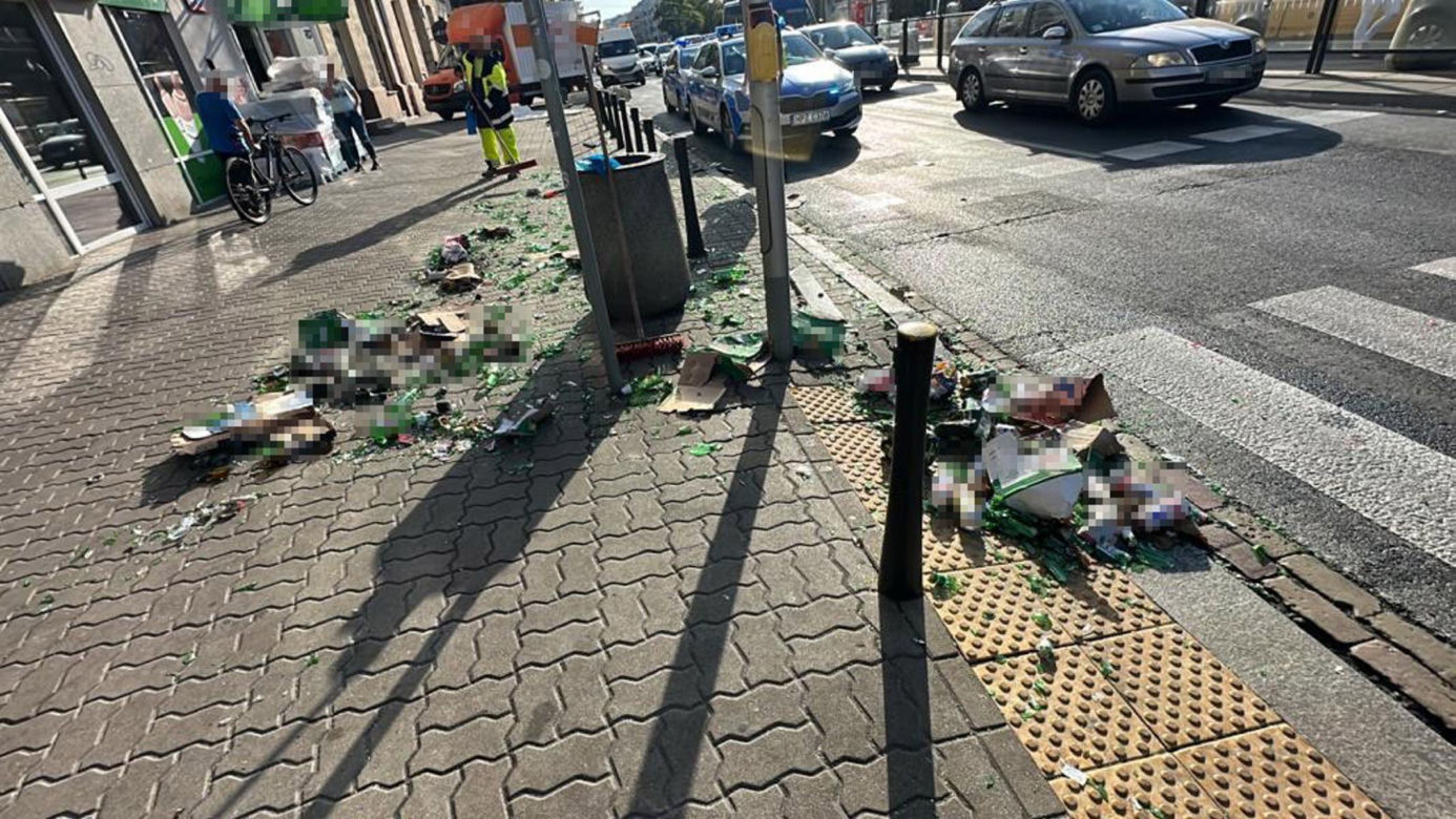 Złoty trunek na ulicach stolicy. Butelki z piwem wypadły z dostawczaka. Mieszkańcy się o nie bili!