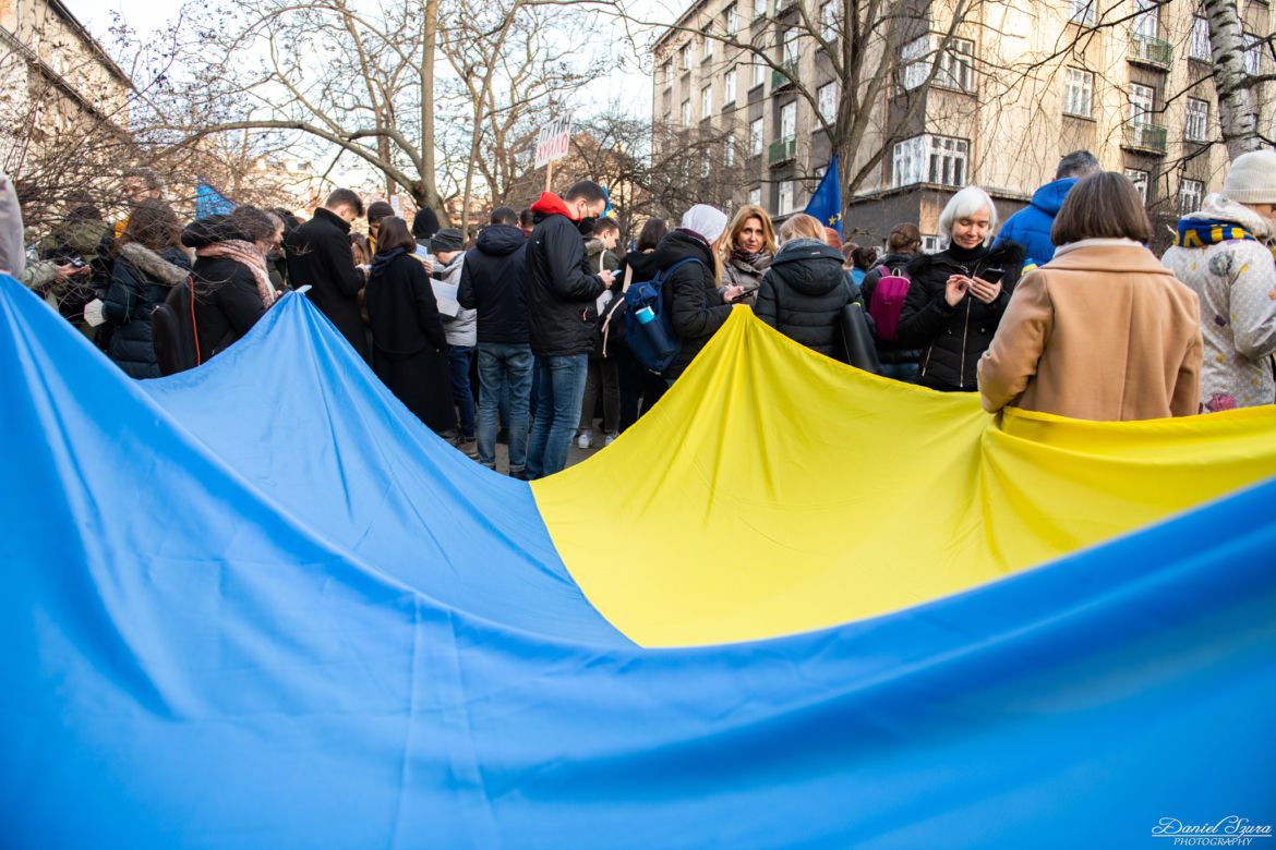  Kraków solidarny z Ukrainą. Setki osób przyszło na manifestację [ZDJĘCIA]