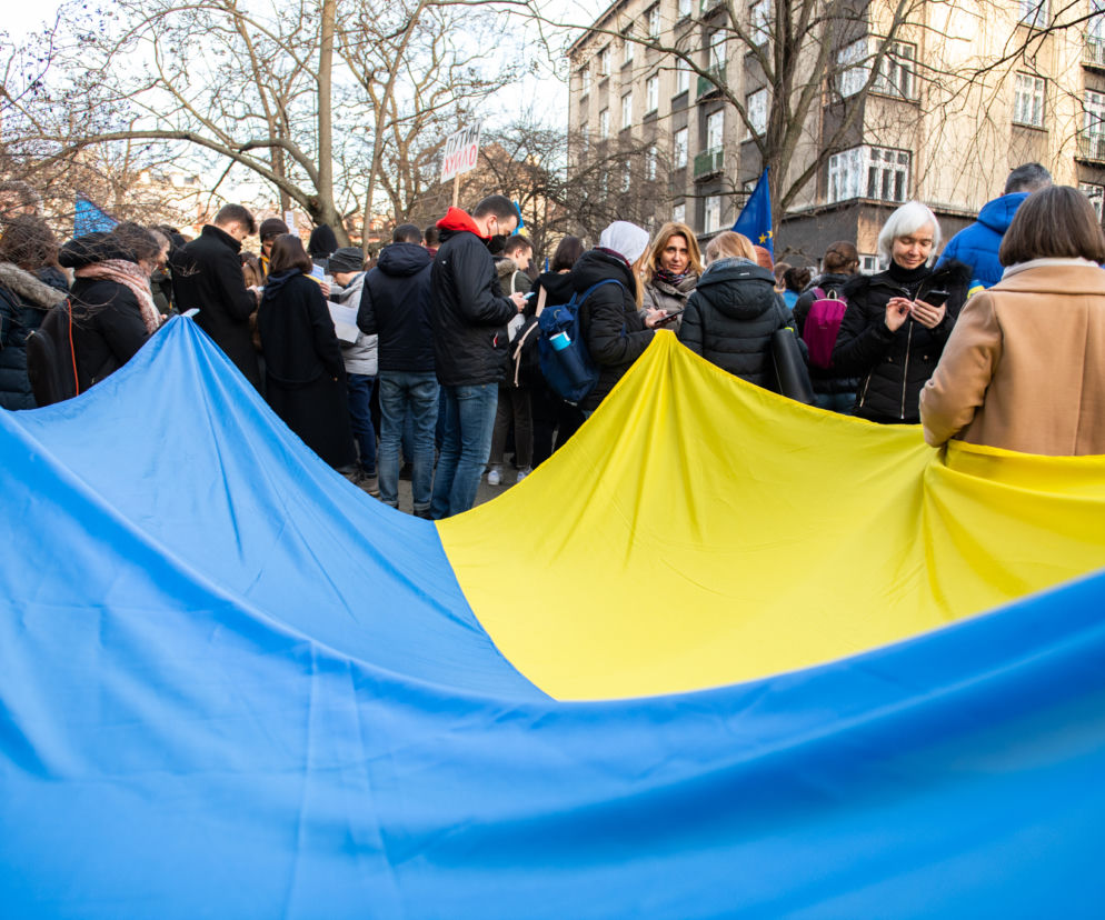 Kraków solidarny z Ukrainą. Setki osób przyszło na manifestację [ZDJĘCIA]