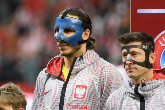 Kamil Grabara i Robert Lewandowski