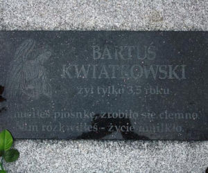 3-letni Bartuś zabity przez ojczyma. Miażdżył mu genitalia! Obnażone zdjęcia skatowanego dziecka w sieci