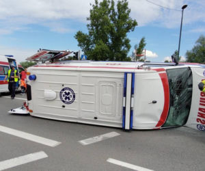Wypadek w Nowy Sączu. Matka z dzieckiem jechała karetką do szpitala. Ambulans zderzył się z osobówką