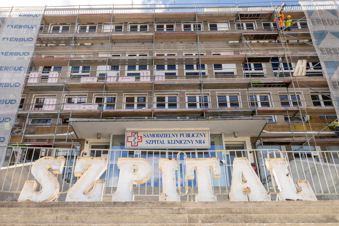 Napis został wymieniony w trakcie prac termomodernizacyjnych
