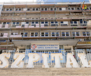 Napis został wymieniony w trakcie prac termomodernizacyjnych