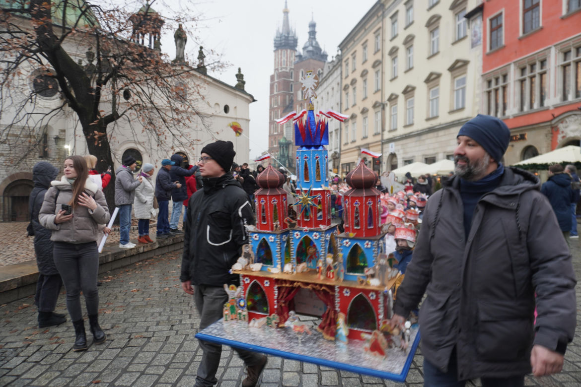 Wystawa szopek na Rynku Głównym w Krakowie przed 82. edycją konkursu