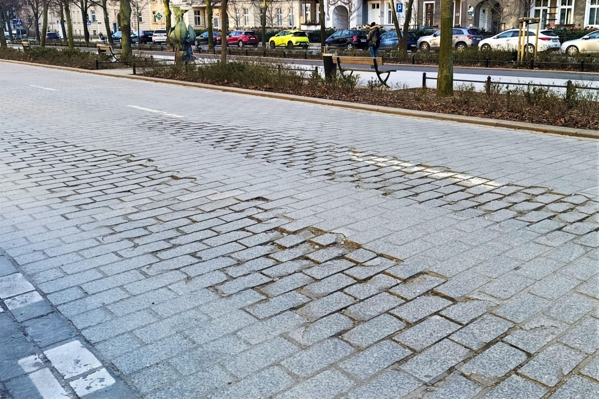 Zniszczony bruk na Al. Jana Pawła II w Sczecinie