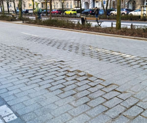 Zniszczony bruk na Al. Jana Pawła II w Sczecinie