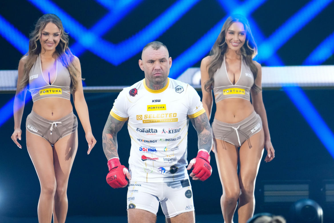 KSW 112. Ring girls